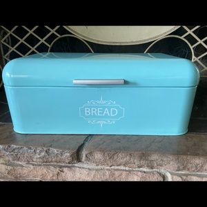 Cute vintage looking breadbox